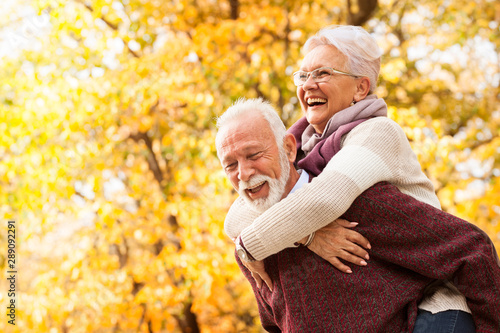 Fotografia Portrait of laughing senior couple
