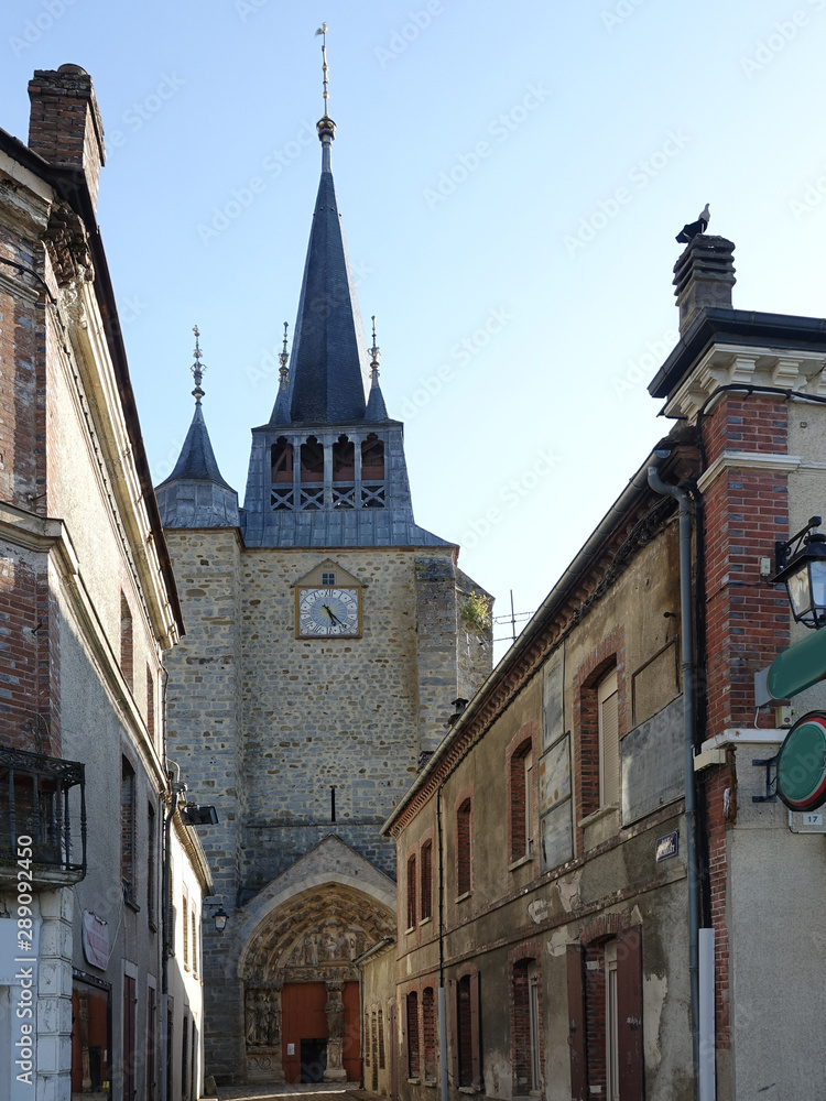 L’église Notre-Dame de Villeneuve-l'Archevêque date du XIIe siècle, lorsque le bourg est fondé par le comte de Champagne. Elle est en grande partie remaniée au XIIIe siècle avec sa nef gothique, puis 