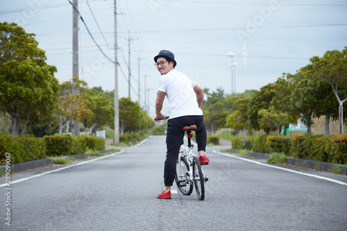 自転車に乗って振り向く男性