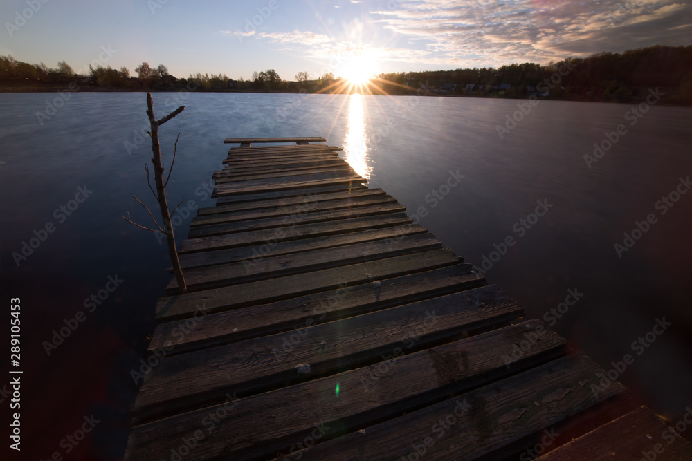 Naklejka premium Lake pier on the foggy morning
