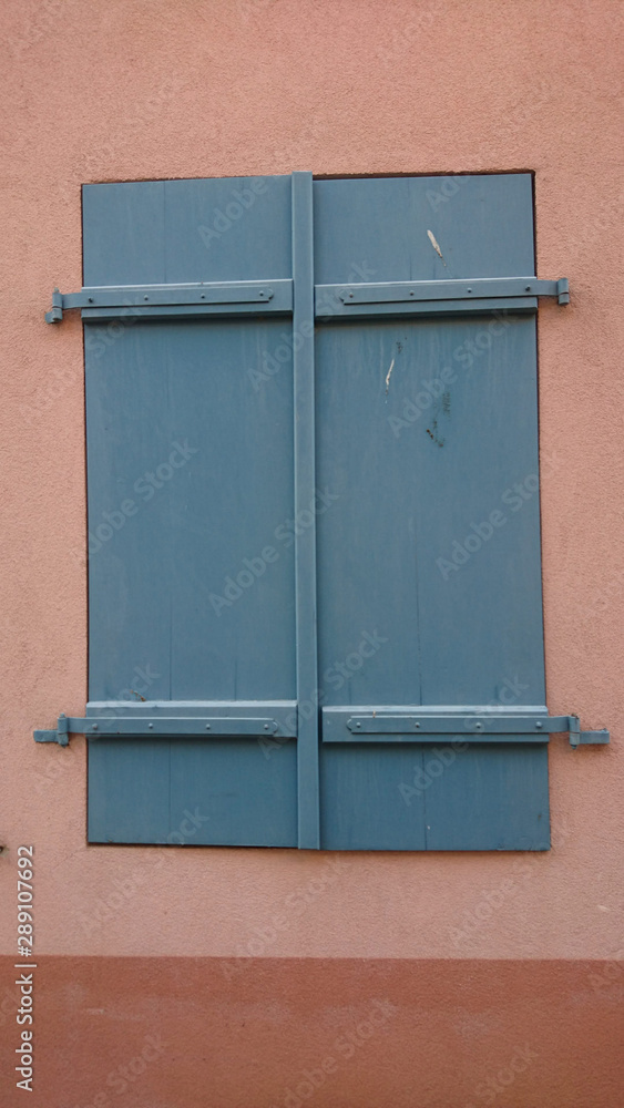 Naklejka premium window with shutters