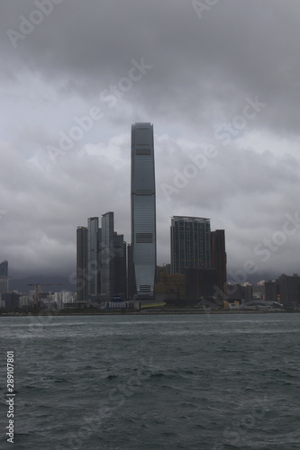 Gratte-ciel sur la baie de Hong Kong © Atlantis