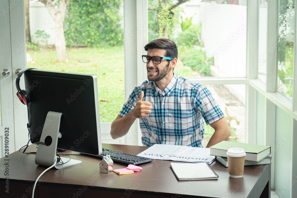 Obraz premium Casual young caucasian businessman at his desk in winning concept.
