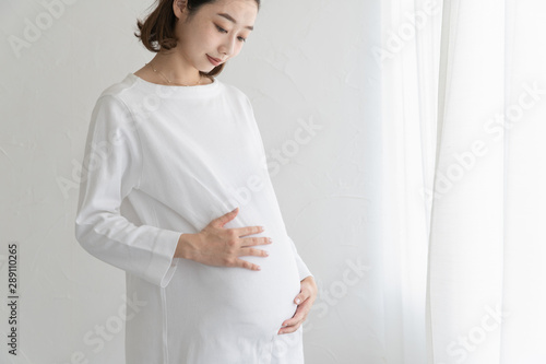 おなかを触る妊婦