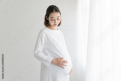 Foto おなかを触る妊婦