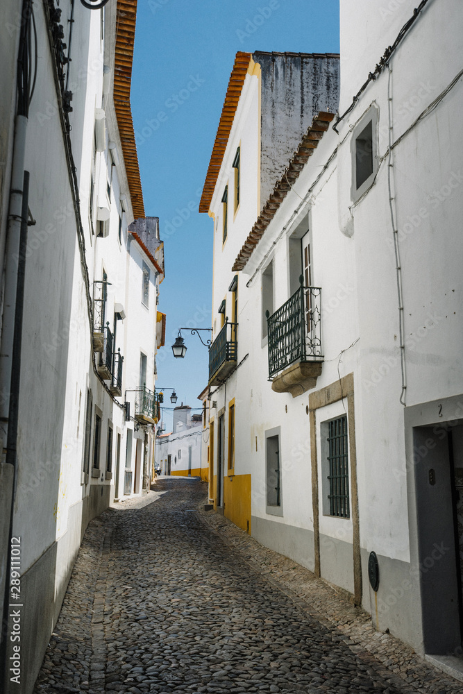 Ruelle d'un village blanc au Portugal