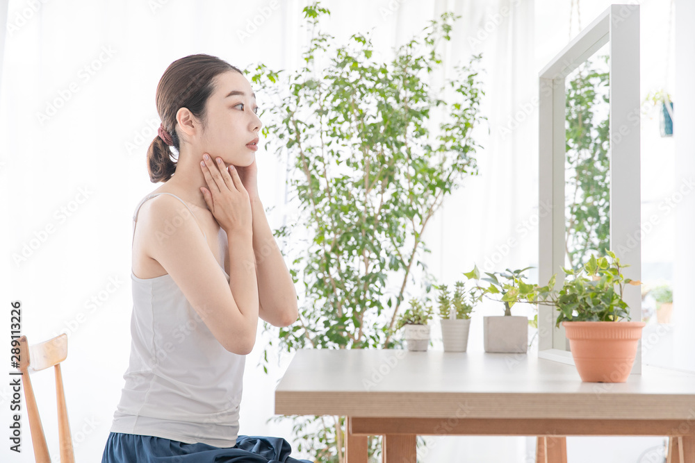 肌のチェックをする女性 肌のチェックをする女性