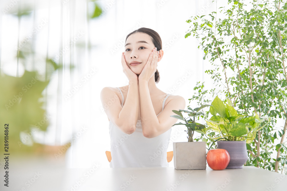 肌のセルフケアをする女性