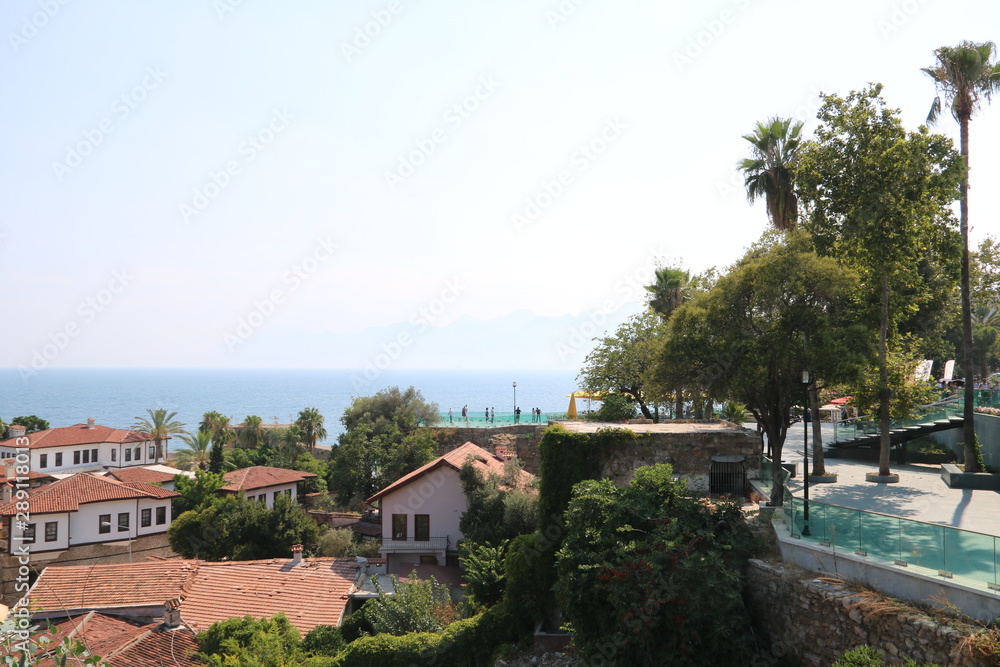Blick über die Dächer von Antalya aufs Meer