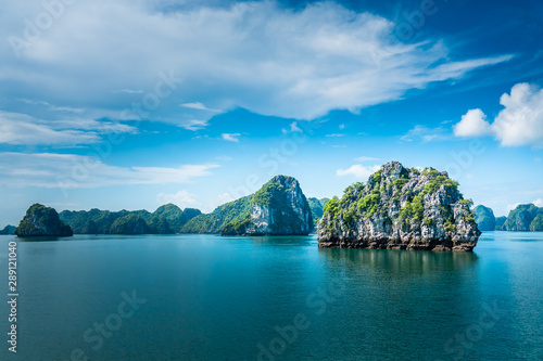 Photos Bai tu long bay (Halong bay) rock karst formations in the sea, Vietnam landscape