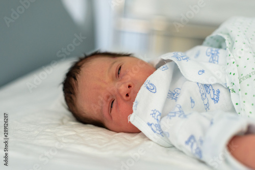 Bebé recién nacido en hospital 113