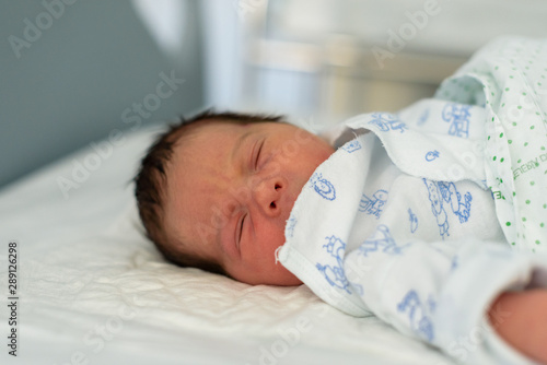 Bebé recién nacido en hospital 114