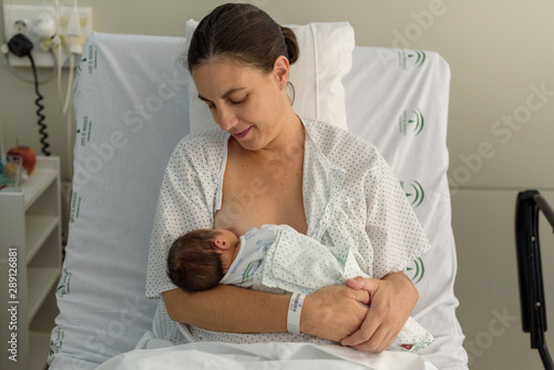 Bebé recién nacido en brazos de su madre 23
