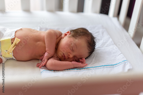 Bebé recién nacido en cuna 50