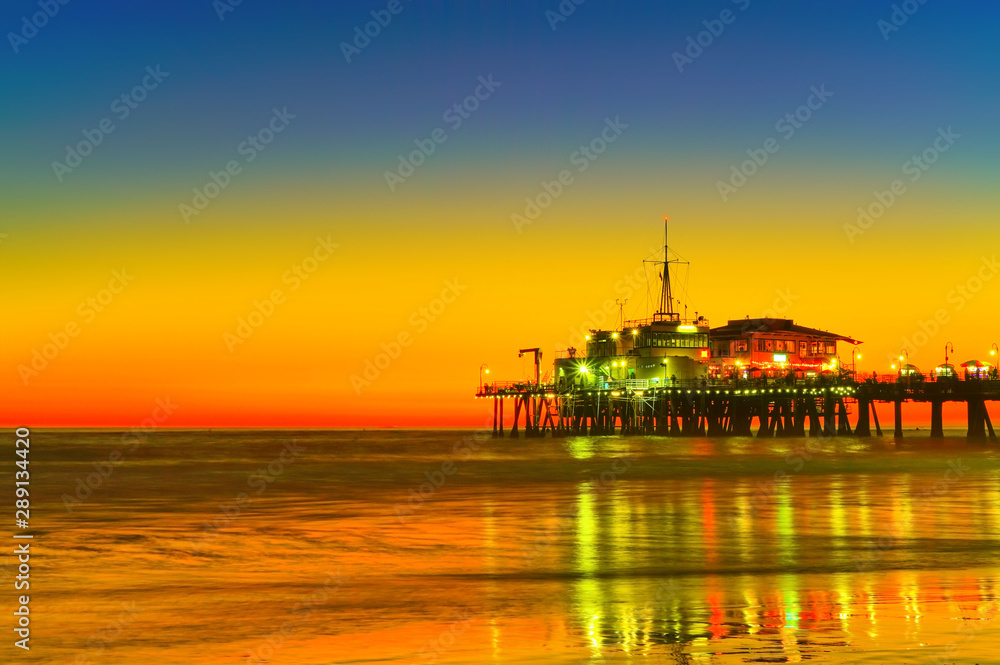 Obraz premium View of Santa Monica Pier on the beach at sunset.