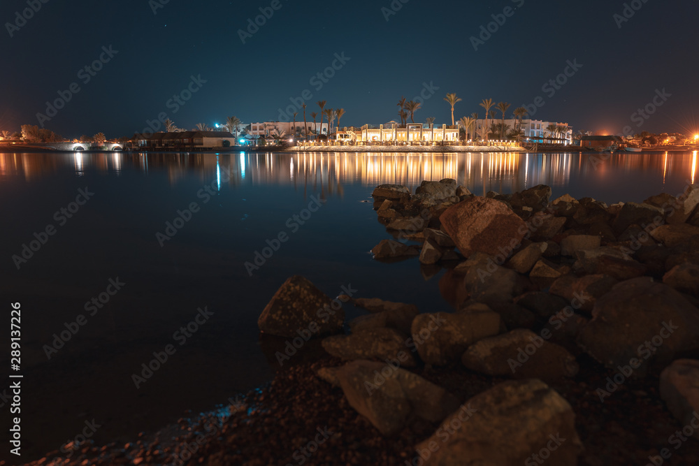 Obraz premium long time exposure of El gouna lagoon with a view of a hotel in the night.