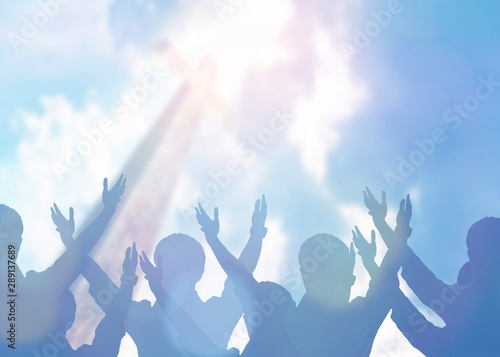 Foto soft focus of christian people group raise hands up worship God Jesus Christ tog