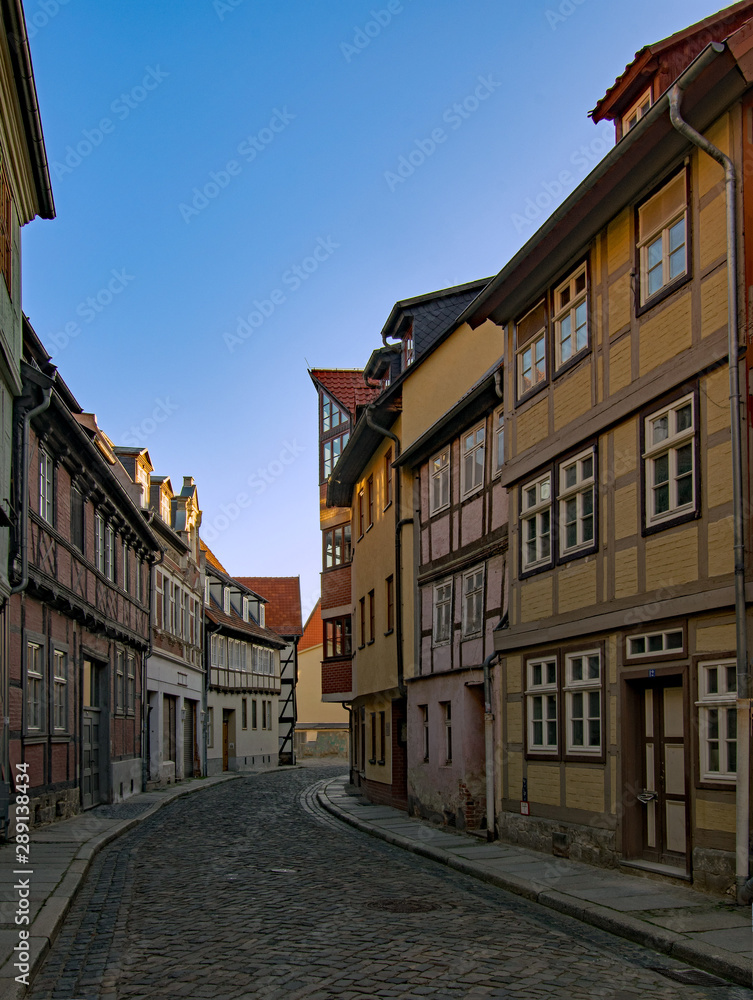 Straße mit Fachwerkhäusern in der Altstadt von Quedlinburg im Harz in Sachsen-Anhalt, Deutschland 