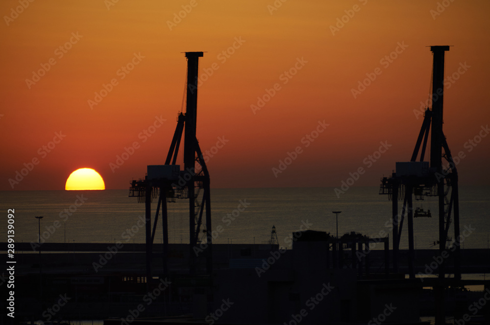 Siluetas al amanecer. Siluetas al amanecer.