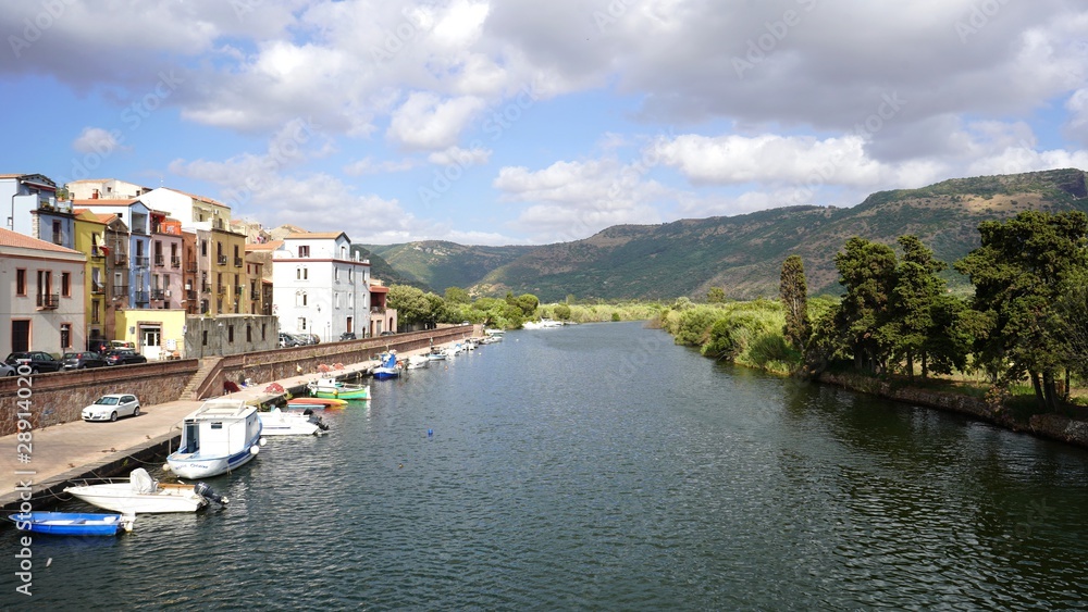 Bosa et le fleuve Terno, sardaigne, Italie