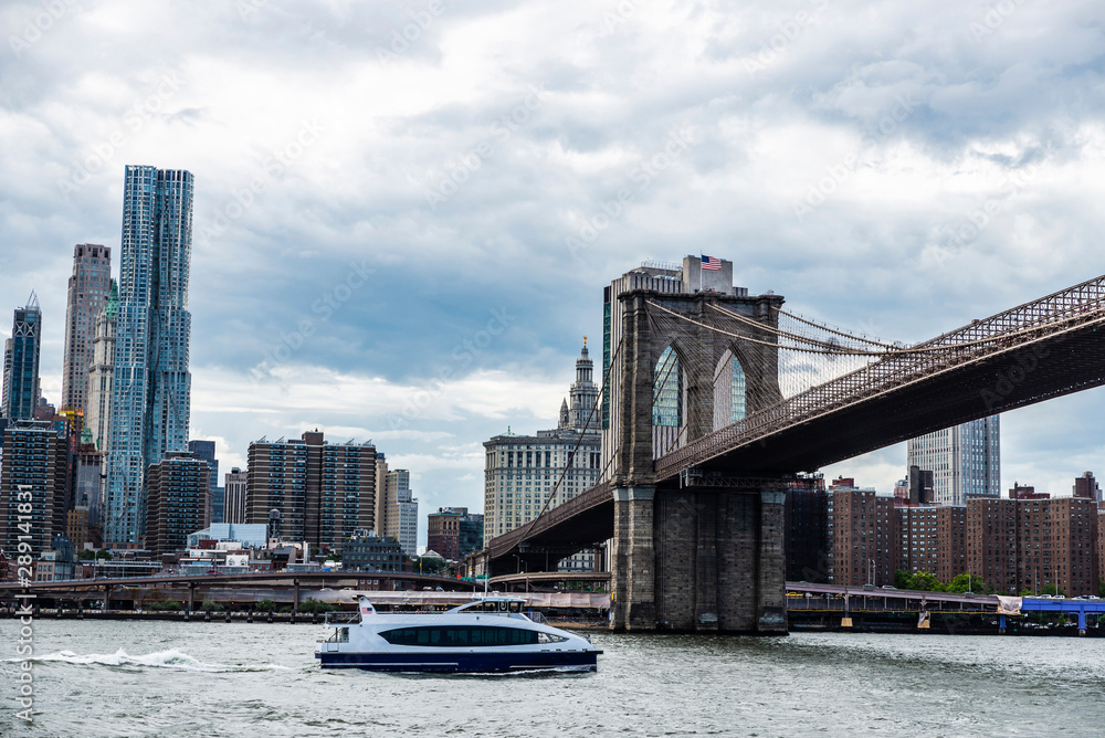 Fototapeta premium Brooklyn Bridge in Manhattan, New York City, USA