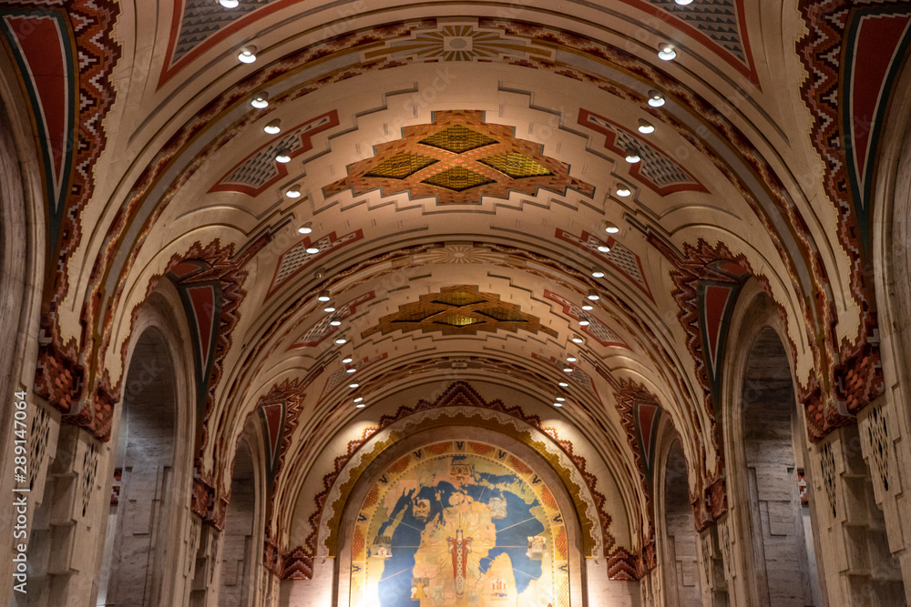 Techo, columnas y fresco dentro del edificio Guardian Building en Detroit