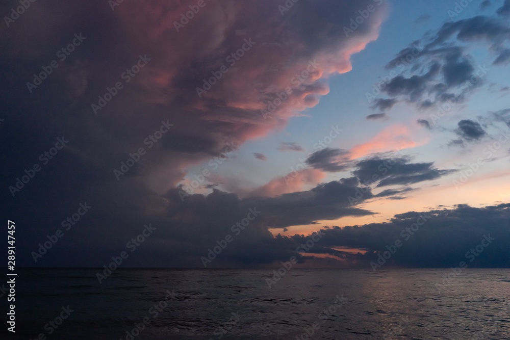 puesta de sol y tormenta aproximándose en el lago michigan