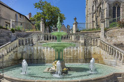 фотографія Limestone staircase and fountain date to 1853 near Le Mans Roman Catholic cathedral of Saint Julien (Cathedrale St-Julien du Mans, VI - XIV century)