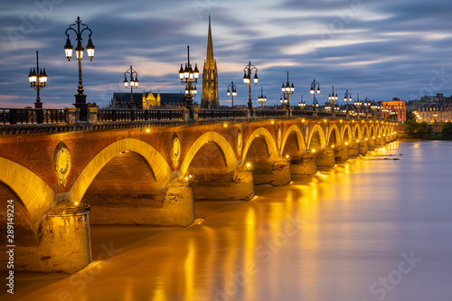 Le pont de pierre franchissant la Garonne à Bordeaux. photo