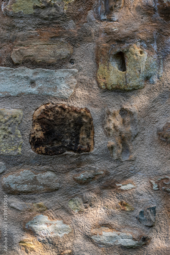 Schöne restaurierte Sandsteinmauer einer Burg oder Schloss mit