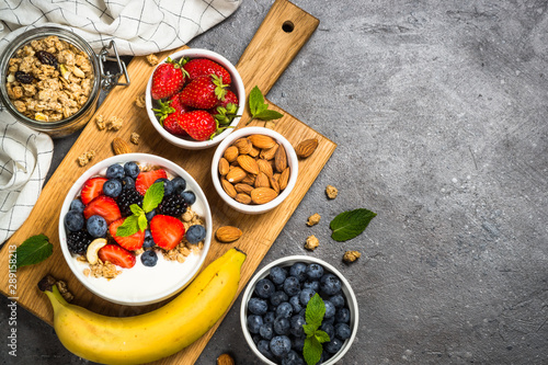 Greek yogurt granola with fresh berries .