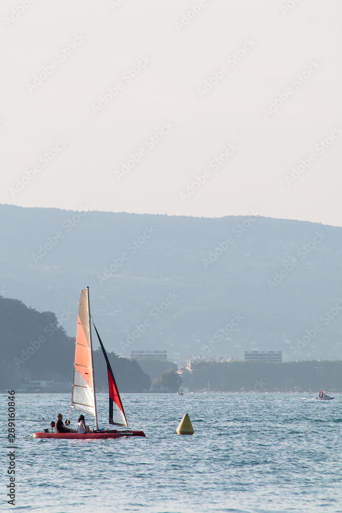 Fototapeta premium Voilier sur le Lac d'Annecy, Savoie, Alpes