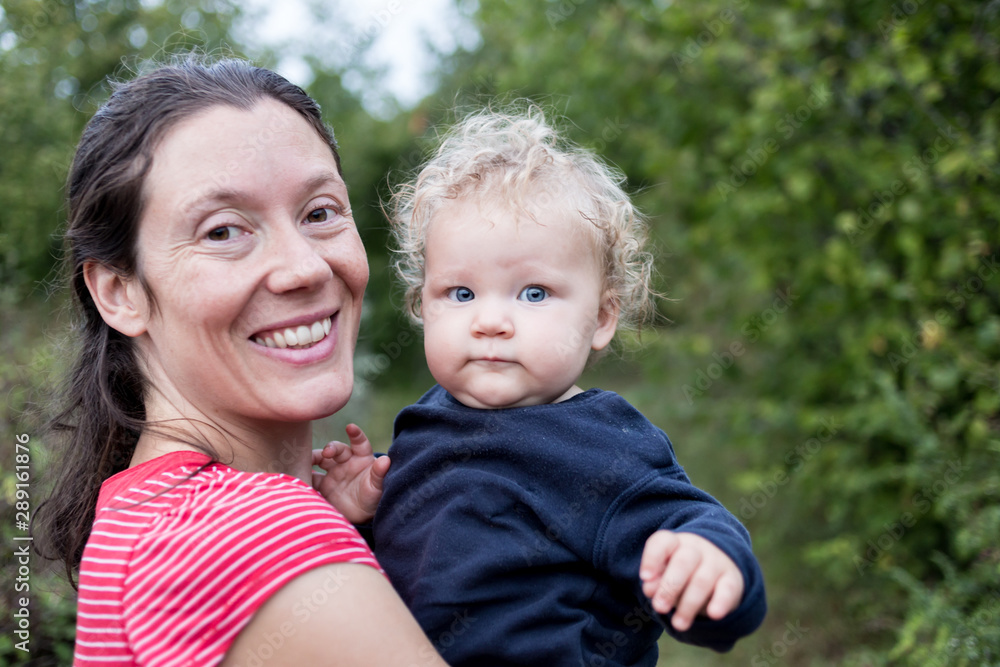 Petite fille dans les bras de sa maman Petite fille dans les bras de sa maman