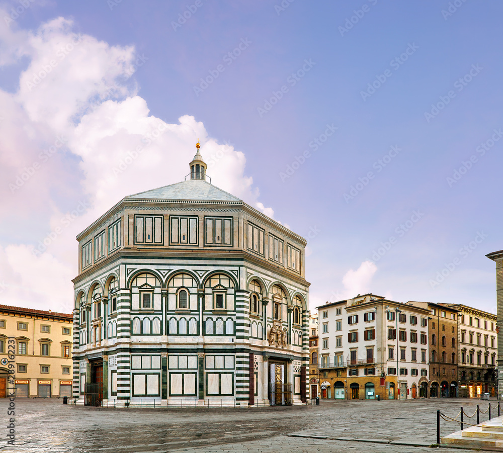 Italy, Florence Baptistery of Saint John, in Piazza del Duomo, at sunrise, nobody