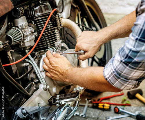 Motorrad Reparatur / Kupplungsdeckel festziehen