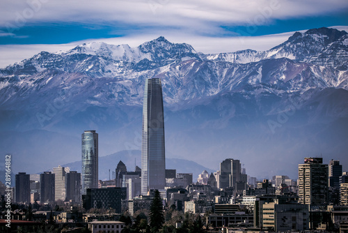 Costanera Center in Santiago de Chile vor den Cordilleras de los Andes