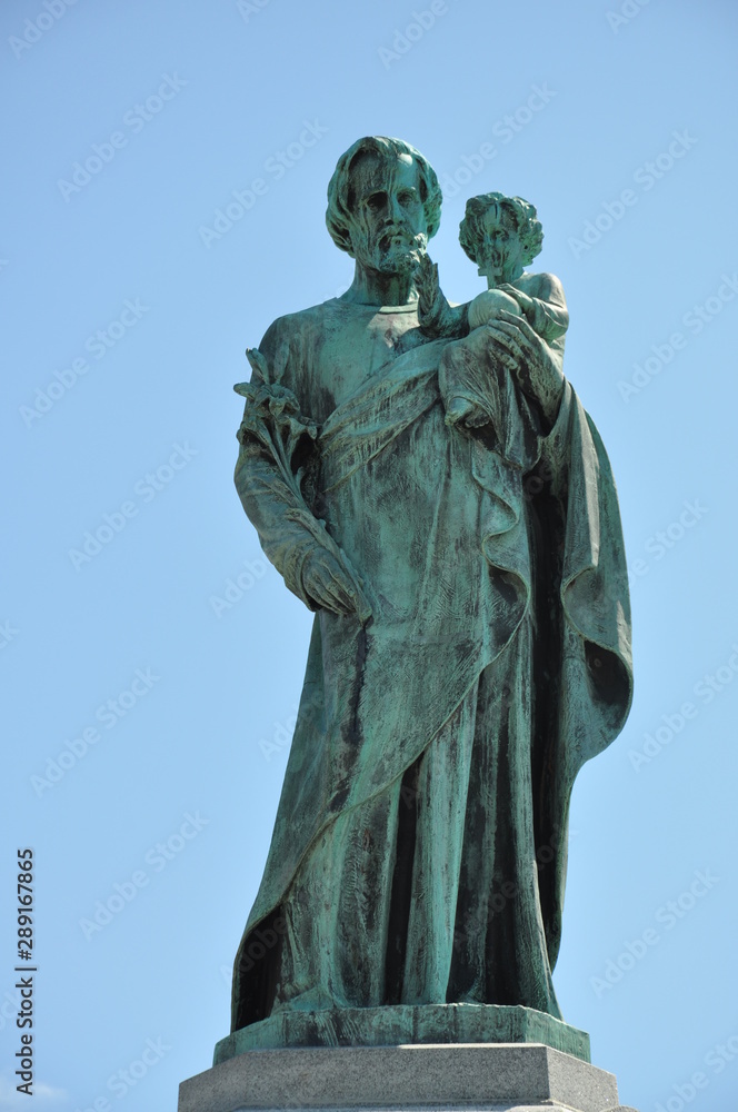 Fototapeta premium St. Joseph Statue with Baby Jesus
