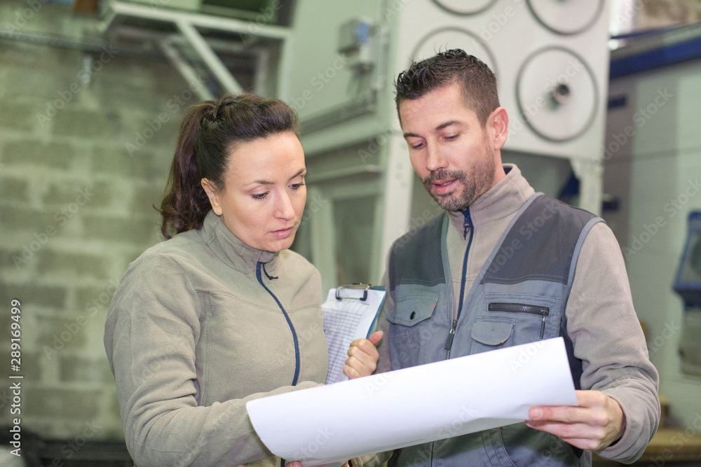 Obraz premium the two engineers with a paper