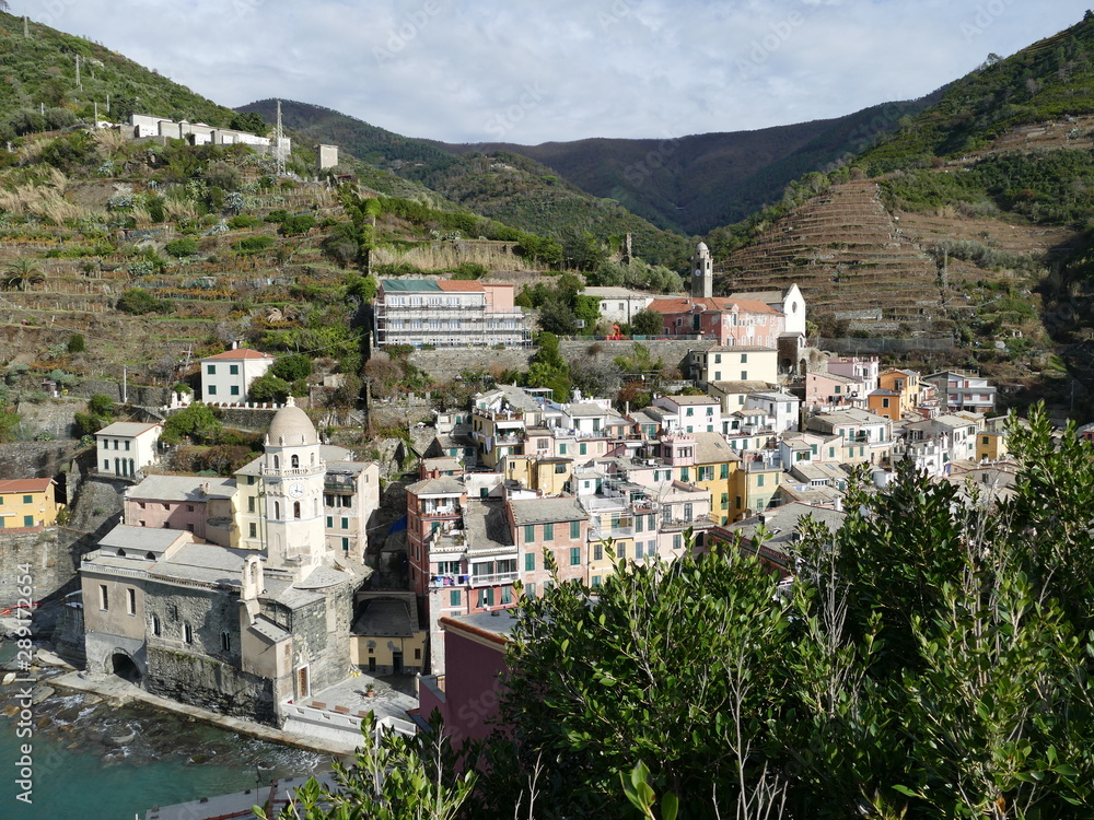 Fototapeta premium Vernazza. Veduta di uno dei cinque borghi secolari delle Cinque Terre. Italia