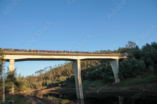 Obraz na płótnie Multidão em Ponte w salonie