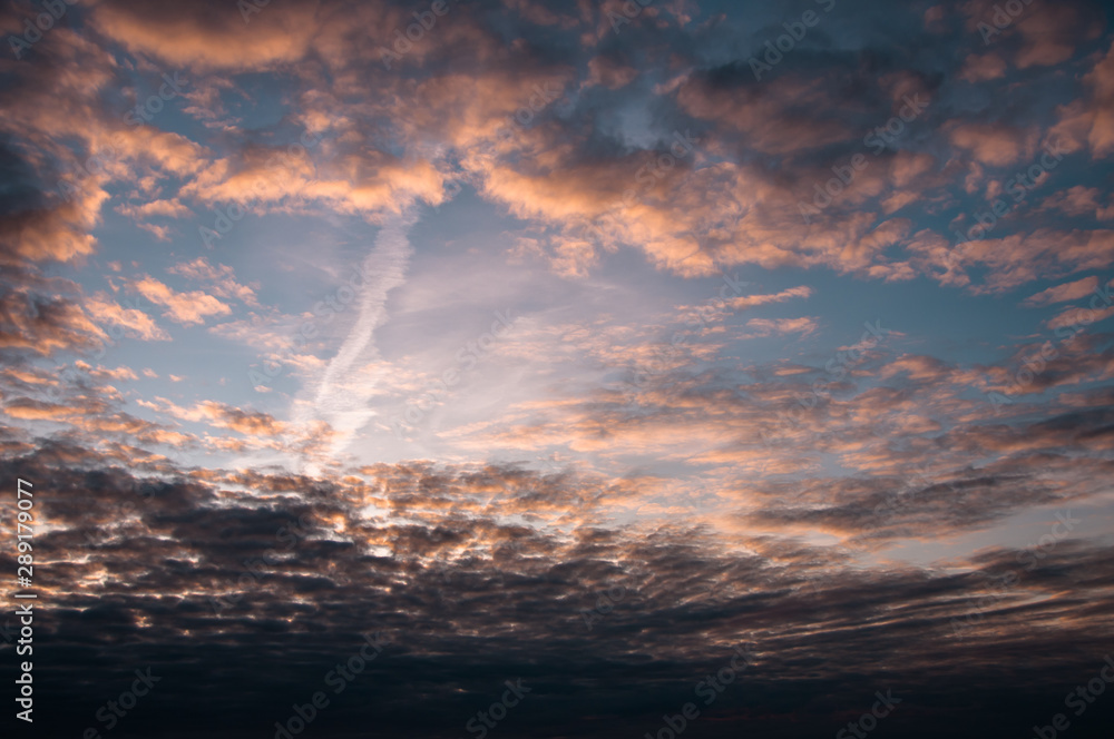 Fototapeta premium Beautiful blue sky with white clouds and natural colors at sunset