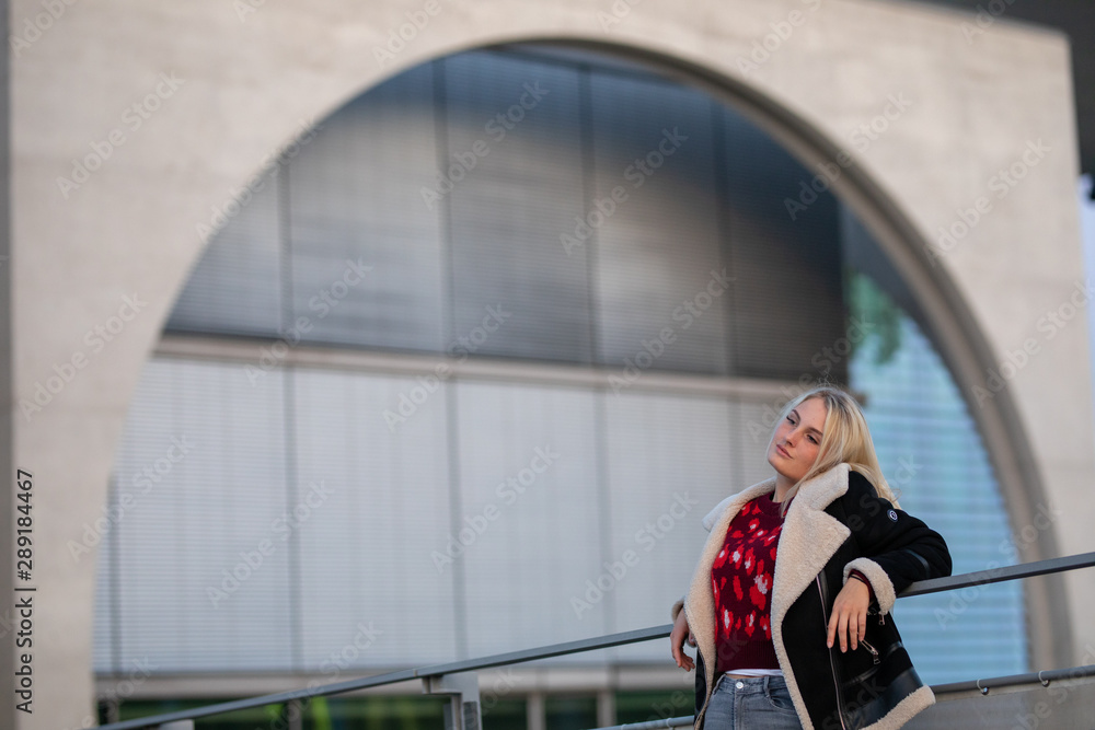 Fototapeta premium Frau beim Reisen