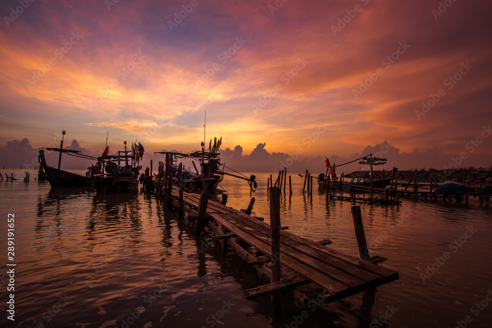 Panoramic wallpaper of the morning light scenery by the sea, with small fishing boats of the villagers landing, with blurred waves of sea, a beautiful way of life by the river community