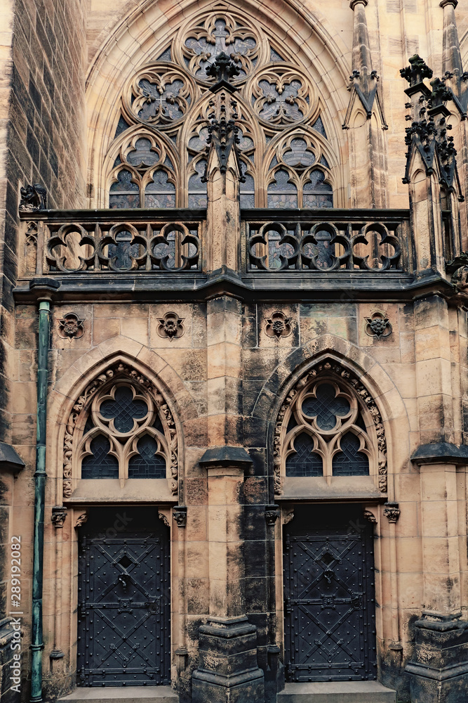 Puertas gemelas de la catedral de Praga. Arquitectura gótica. Punto de vista.