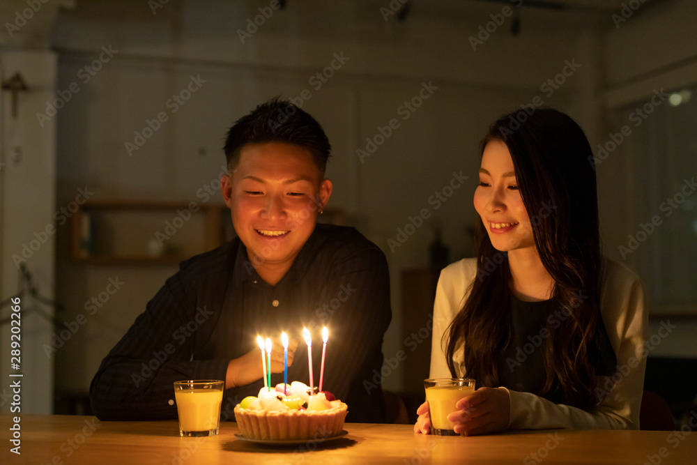 フルーツケーキで誕生日を祝う若いカップル フルーツケーキで誕生日を祝う若いカップル