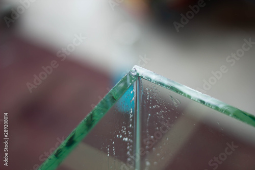 Billede på lærred Glass technician, attach the glass to the glass with silicone glue and tape