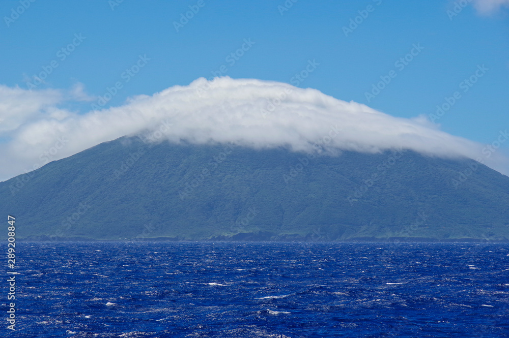 太平洋洋上から見る八丈島