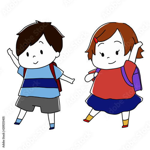 ランドセルを背負って手を挙げている子ども