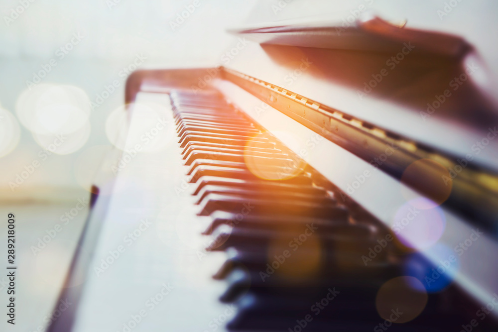 Fototapeta selektywne i miękkie skupienie klawiszy fortepianu z efektem światła bokeh