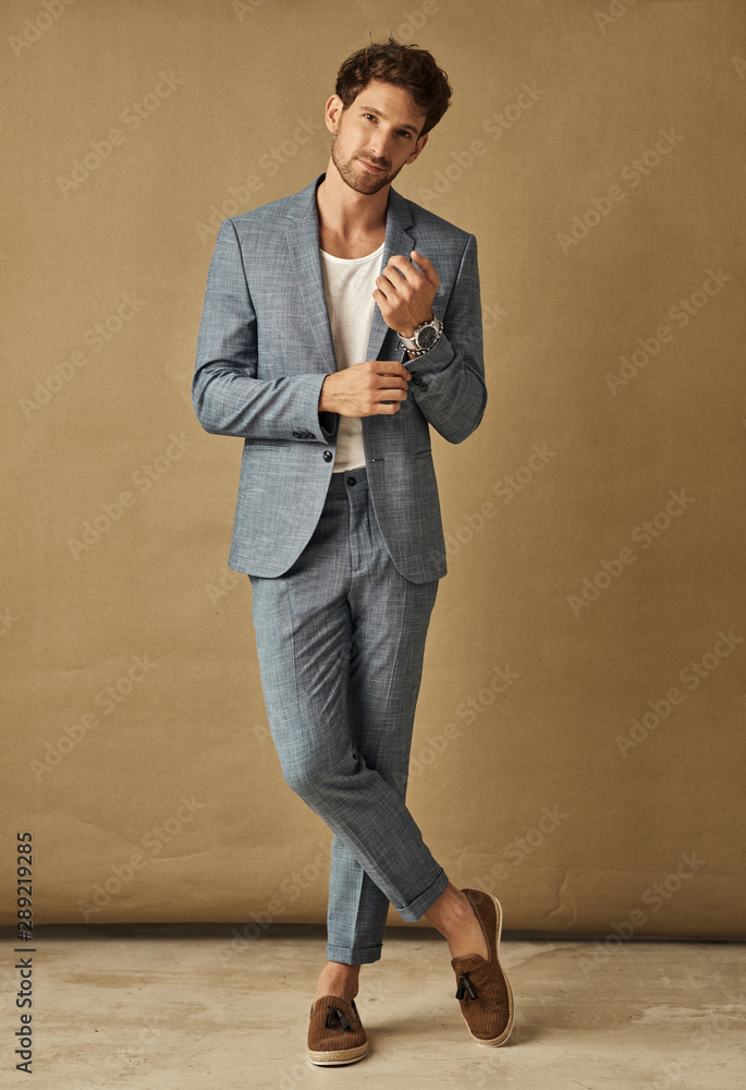 Handsome man in daily casual outfit - obrazy, fototapety, plakaty 